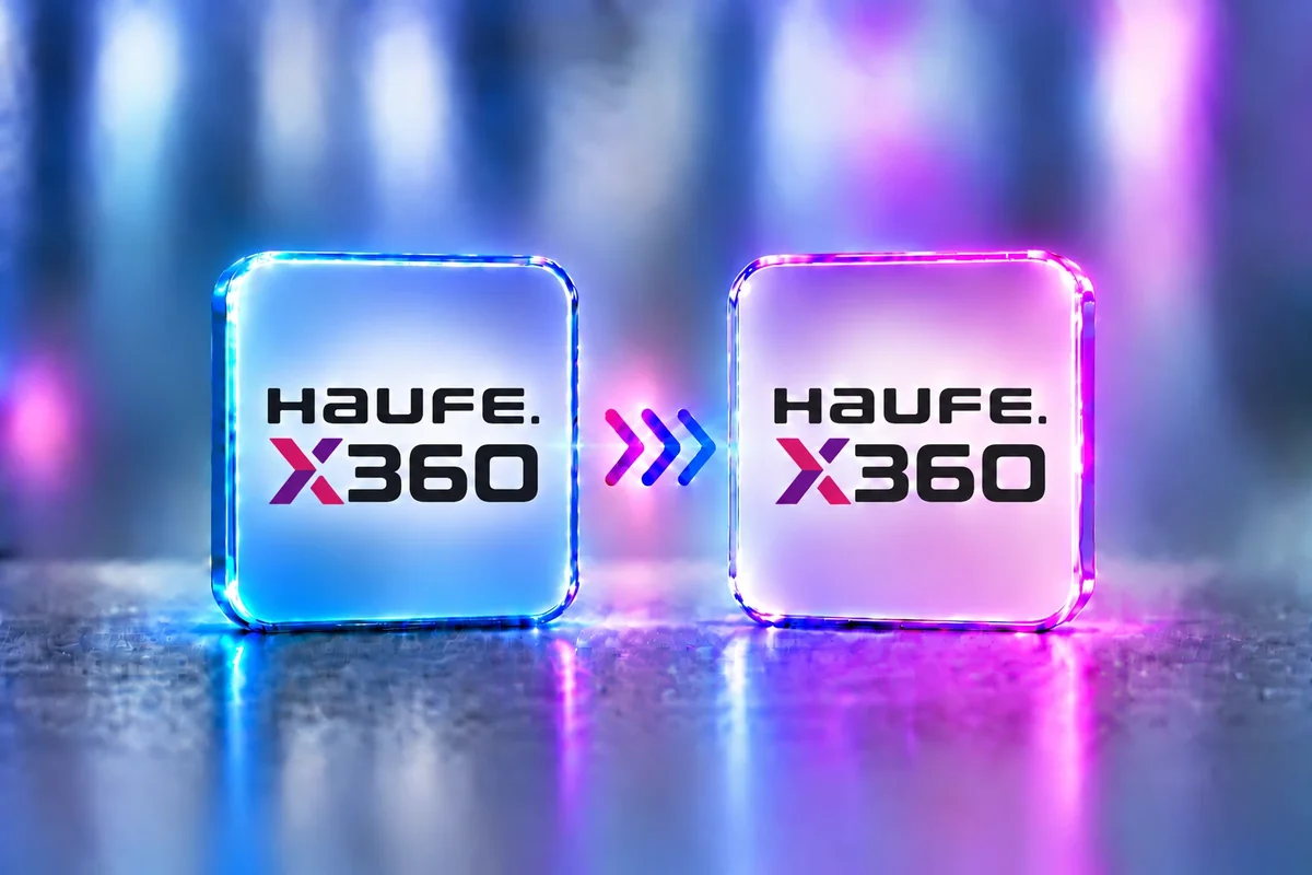 Zwei leuchtende Kacheln mit dem Haufe X360 Logo, dazwischen Pfeile: der Betreuungspartner wechselt, das System bleibt